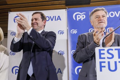 Alfonso Fernández Mañueco y Francisco Vázquez en un acto de partido.