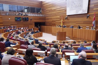 Mesa de las Cortes, durante la celebración de un pleno de la pasada legislatura.