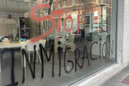 Pintada de 'Stop Inmigración' que ha aparecido esta mañana en una oficina de extranjería de Cardenal Cisneros
