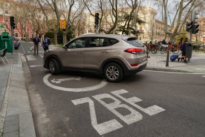 Un coche en el interior del perímetro de la Zona de Bajas Emisiones.