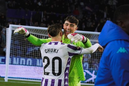Aceves se abraza con Chuki tras la victoria ante el Leganés.