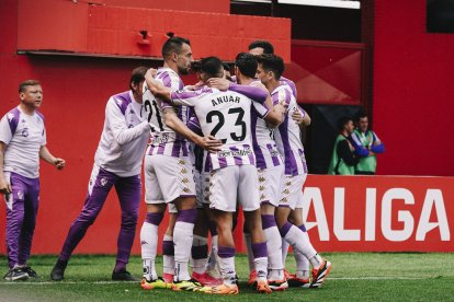 Celebración del gol de Moro en la última victoria en Miranda.