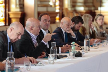 Jesús Julio Carnero en la reunión de la Mesa de la Automoción