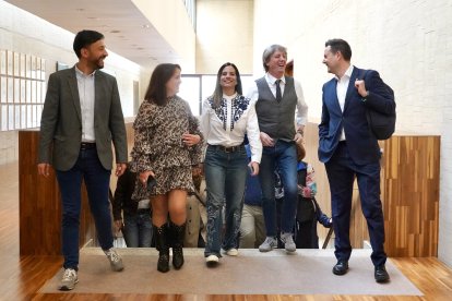 Carlos Martínez Mínguez y su equipo en los pasillos de las Cortes de Castilla y León
