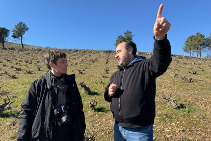 Montse Alonso, experta conocedora del sector, lidera este proyecto vitivinícola junto a un grupo de inversores que buscan recuperar viñedos con historia y crear vinos que hablen de su origen.