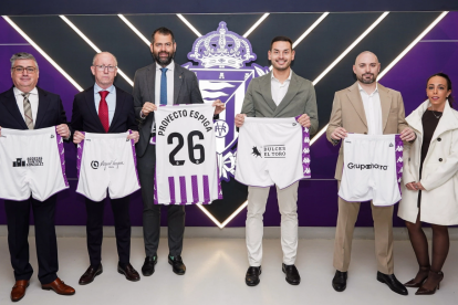 Presentación del Proyecto Espiga del Real Valladolid. En la foto de izquierda a derecha: Bodegas Santiso González, Miguel Vergara, Gabriel Solares, Dulces el Toro y Grupo Ahorra.