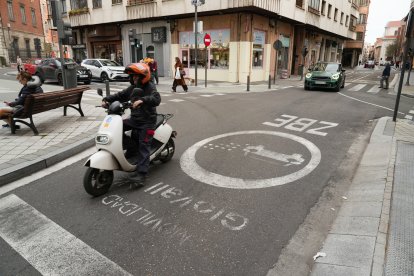 Una moto y un coche circulan por una de las calles de la Zona de Bajas Emisiones de Valladolid.