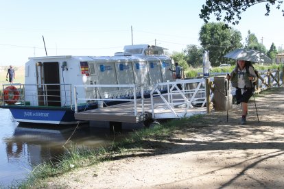 El Canal de Castilla, la gran ruta del interior que impulsa el turismo activo en Palencia, barco de recreo y peregrina a Santiago  en Frómista(Palencia).