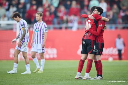 Juric y Erlien se retiran tras el final del partido mientras dos rivales se abrazan.
