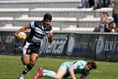 Juan Ramos progresa con el oval tras dejar atrás a un rival.