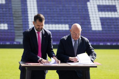 El alcalde de Valladolid, Jesús Julio Carnero, y el copresidente del Real Valladolid, Gabriel Solares, firman el protocolo.