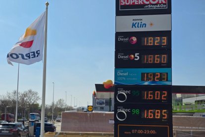 Precios de una gasolinera Repsol de Valladolid tras la bajada al 10% del IVA