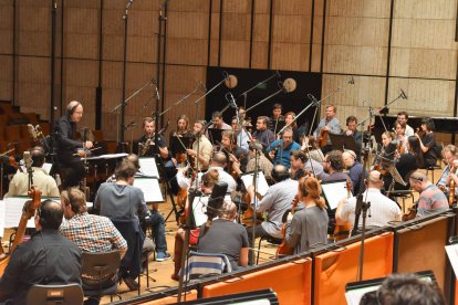 El director vallisoletano, junto a sus músicos, durante una grabación.