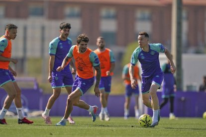 Clerc, con el balón ante Juric, en uno de los partidillos.