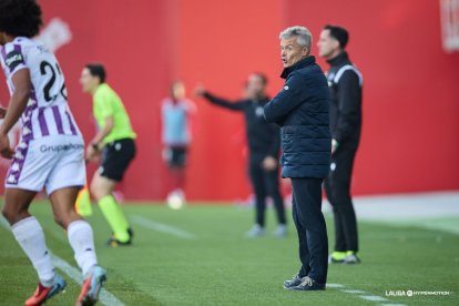 Escribá observa desde la banda el reciente partido contra el Mirandés.