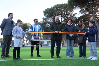 El alcalde junto a Eusebio Sacristán en la inauguración  del nuevo campo de minifútbol de pinar de Antequera.