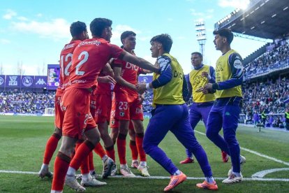El Burgos celebra el 0-1 tras el penalti convertido por David González en el tiempo añadido.