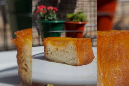 Detalle de la torrija de Pastelería El Bombón, con su característica textura cremosa y acabado dorado típico de Valladolid