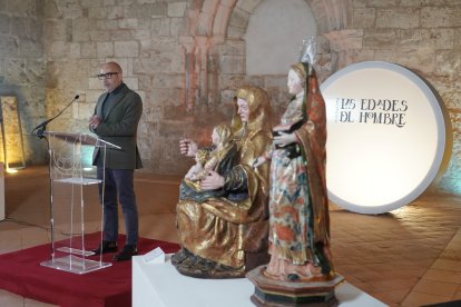 El secretario general de La Fundación Las Edades del Hombre, José Enrique Martín, presenta las piezas de las localidades de la provincia restauradas en 2025 en el Centro de Conservación y Restauración de Las Edades del Hombre.