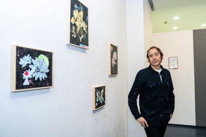 Fernando Guijar junto a varias de sus obras en la Galería Javier Silva