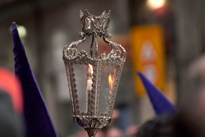 La luz de los faroles guía las procesiones de las cofradías más antiguas de Valladolid, símbolo de una tradición que se remonta siglos atrás
