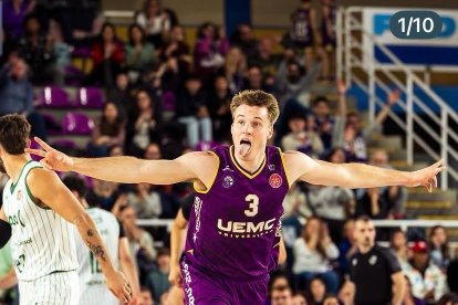 Haney celebra un triple durante el último partido ante Córdoba.