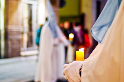 El silencio y la luz de las velas muestran la vivencia íntima de la fe, más cercana al concepto de hermandad