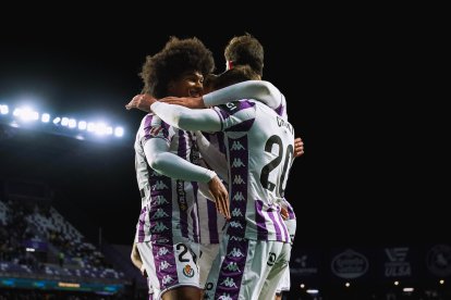 Jugadores blanquivioleta festejan el gol.
