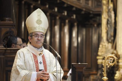 El arzobispo de Valladolid y presidente de la Conferencia Episcopal Luis Argüello oficia la misa crismal del Jueves Santo en la catedral.