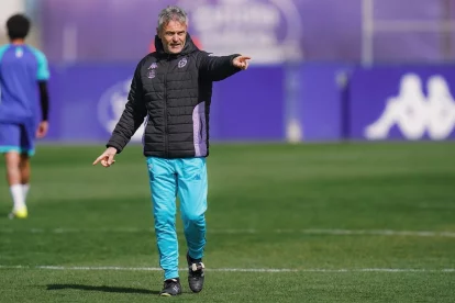 Fran Escribá realiza una indicación durante un entrenamiento.