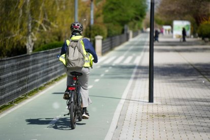 Un ciclista por el carril bici de Isabel la Católica en Valladolid.