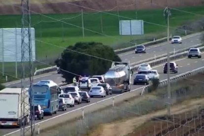 Retención en la A-6 a su paso por Rueda (Valladolid).