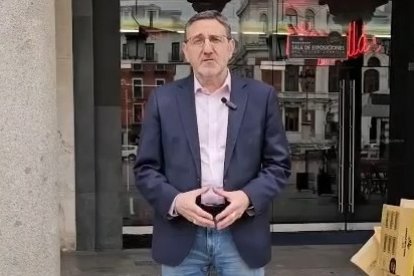 Francisco Ferreira, delante del Teatro Zorrilla