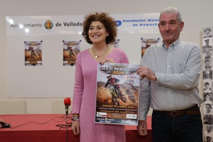 Mayte Martínez y Francisco González posan con el cartel del Trofeo de Motocross.