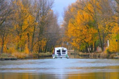 La navegación por el Canal de Castilla en Medina de Rioseco ofrece una experiencia única entre paisajes otoñales