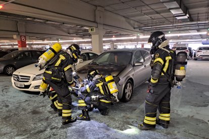 Incendio de un coche en el parking subterráneo de Río Shopping.