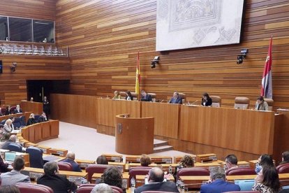 Mesa de las Cortes, durante la celebración de un pleno de la pasada legislatura