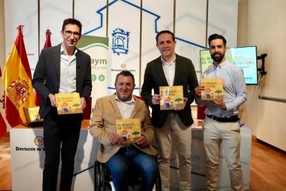 El presidente de la Diputación de Valladolid, Conrado Íscar; director de ASPAYM CyL, Fran Sardón; el director de Betweien, Narciso Moreira; el delegado de ASPAYM en Valladolid, Víctor Núñez en la presentación ‘El Rugido de Tizón'