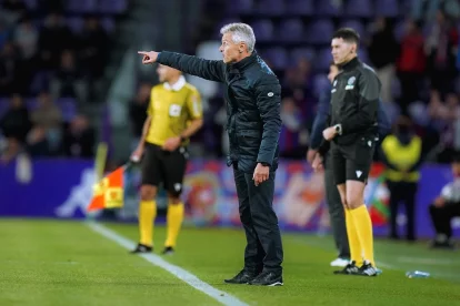 Escribá indica algo durante el partido.