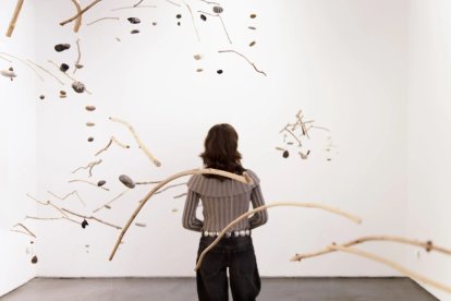 Una mujer contempla la instalación ‘Inteligencia compartida’.