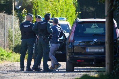 Momento en el que el acusado Óscar sale de su coche para acceder a la que fuera su casa en Traspinedo