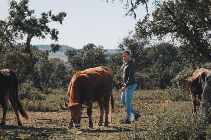 Carlos del Amo y su hermana Alicia representan la tercera generación de carniceros y ganaderos que han dado el salto a la cadena completa del proceso productivo.