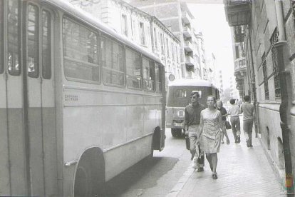 Varios autobuses en la calle López Gómez en los años 70