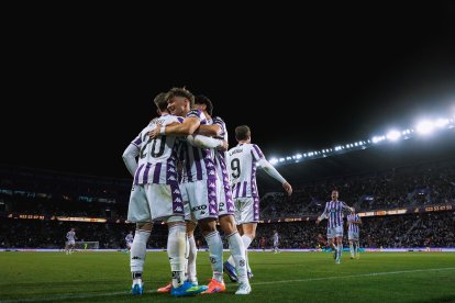 Jugadores blanquivioleta celebran uno de os goles al Cádiz.