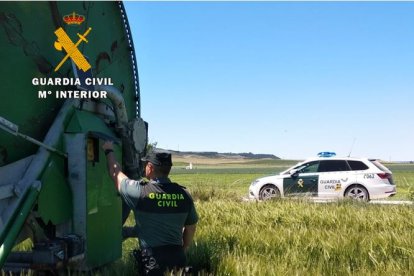Un guardia civil investiga el robo de gasoil en una explotación agrícola.