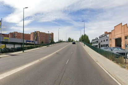 Un coche circulando por la calle Daniel del Olmo (Valladolid)
