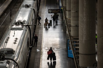 Archivo - Varias personas con maletas en una estación de tren.
