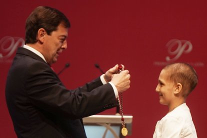 Mañueco entrega a María Caamaño el Premio Castilla y León de los Valores Humanos y Sociales en la edición del pasado año
