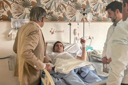 Imagen de Morante de la Puebla junto al cirujano que le operó tras la cogida en Sevilla.
