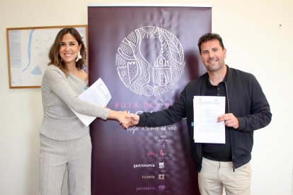 La concejala de Turismo, Eventos y Marca Ciudad y vicepresidenta de la Sociedad 
Mixta para la Promoción del Turismo de Valladolid, Blanca Jiménez, y el presidente 
de la Ruta del Vino Cigales, Sergio García.